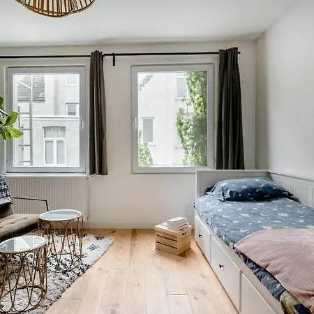 Charming Private - Nearby Station Apartman *